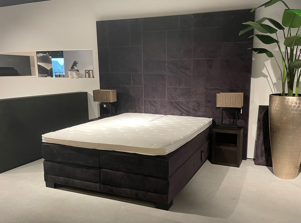 Showroommodel elektrisch verstelbare boxspring Signature 180x210 inclusief luxe hoofdbord 302 cm.br. x 250 cm.hg.