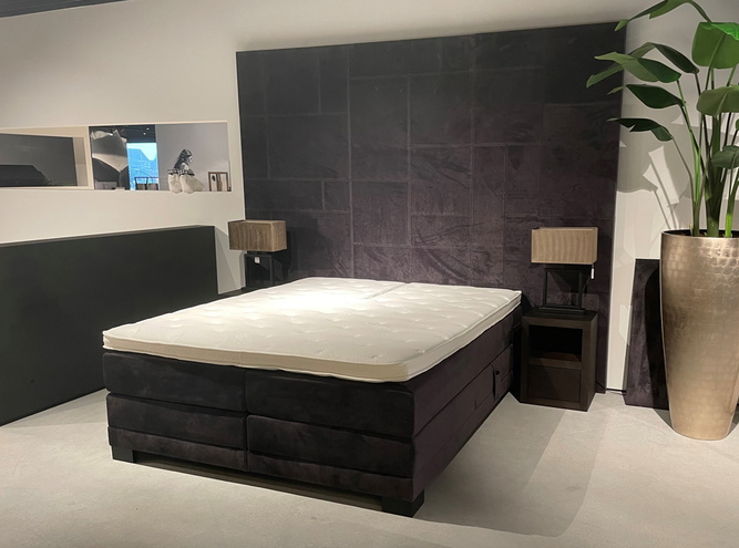 Showroommodel elektrisch verstelbare boxspring Signature 180x210 inclusief luxe hoofdbord 302 cm.br. x 250 cm.hg.
