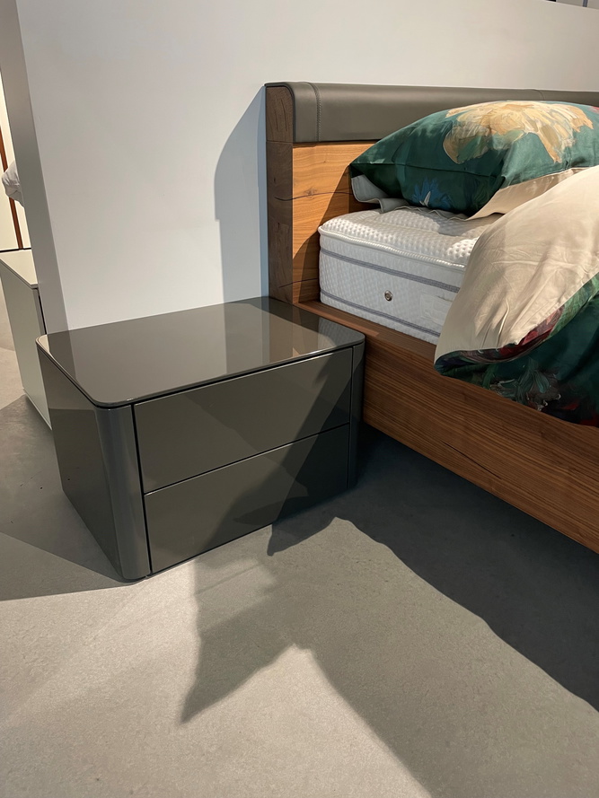 SHOWROOMMODEL HÜLSTA LEDIKANT GENTIS KLEUR KERNNOTEN MET 2 NACHTKASTJES HOOGGLANS GRIJS