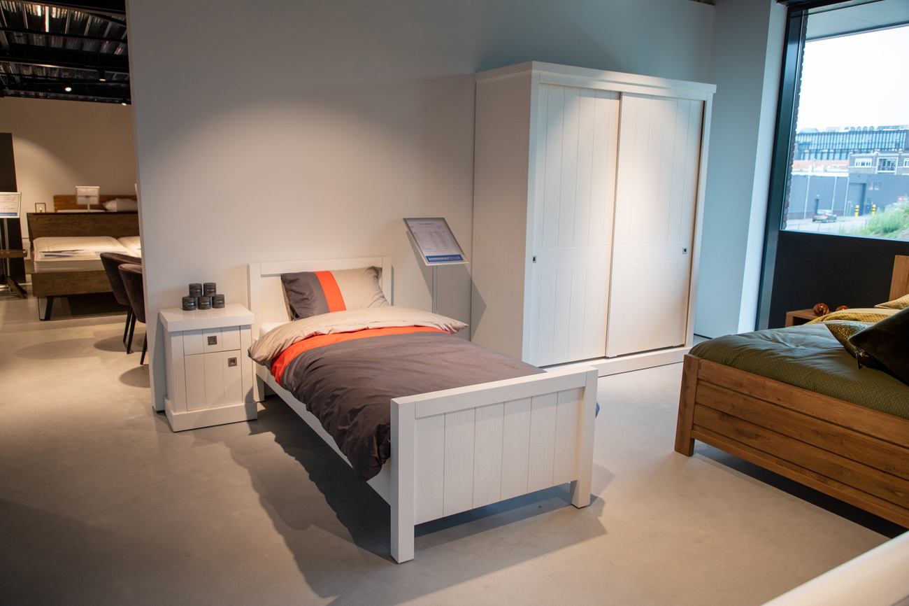 Showroommodel ledikant Royal 90x200 cm inclusief nachtkastje kleur wit