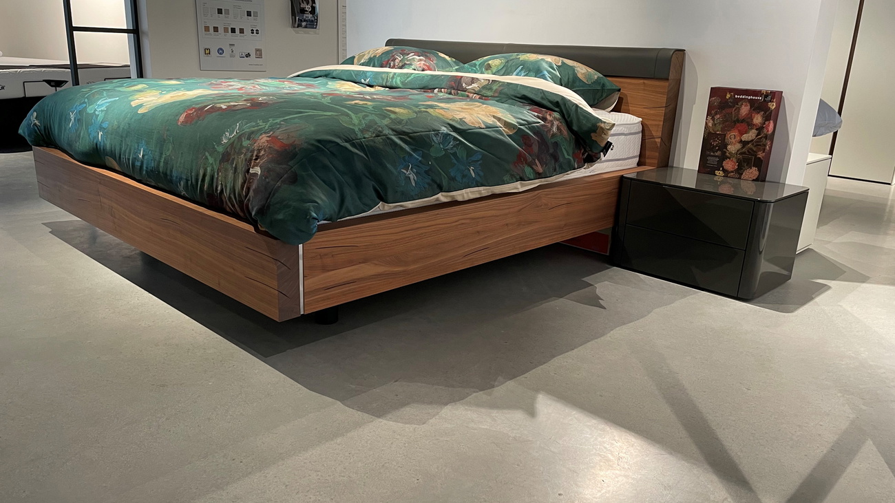 SHOWROOMMODEL HÜLSTA LEDIKANT GENTIS KLEUR KERNNOTEN MET 2 NACHTKASTJES HOOGGLANS GRIJS