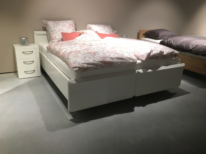 Showroommodel deelbaar comfort ledikant Napoli 180x200 alpine wit met 2 nachtkastjes.