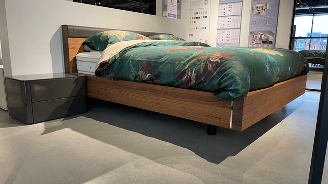 SHOWROOMMODEL HÜLSTA LEDIKANT GENTIS KLEUR KERNNOTEN MET 2 NACHTKASTJES HOOGGLANS GRIJS