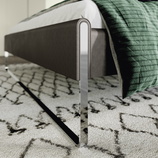 SHOWROOMMODEL HÜLSTA LEDIKANT NEO IN KUNSTLEDER 180X200 MET 2 NACHTTAFELS INCLUSIEF LADE. CHROOM SLEDEPOOT