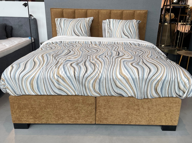 Showroommodel luxery boxspring 180x210 cm met hoofdbord 200x130 cm
