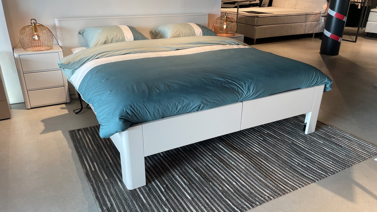 Showroommodel slaapkamer CARLTON deelbaar in kleur wit inclusief nachtkastjes, maat 180x200